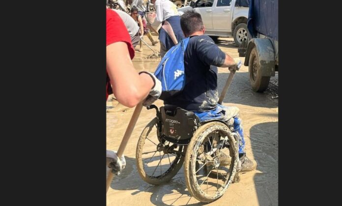 persona disabile rimuove fango alluvione emilia romagna persona disabile rimuove fango alluvione emilia romagna